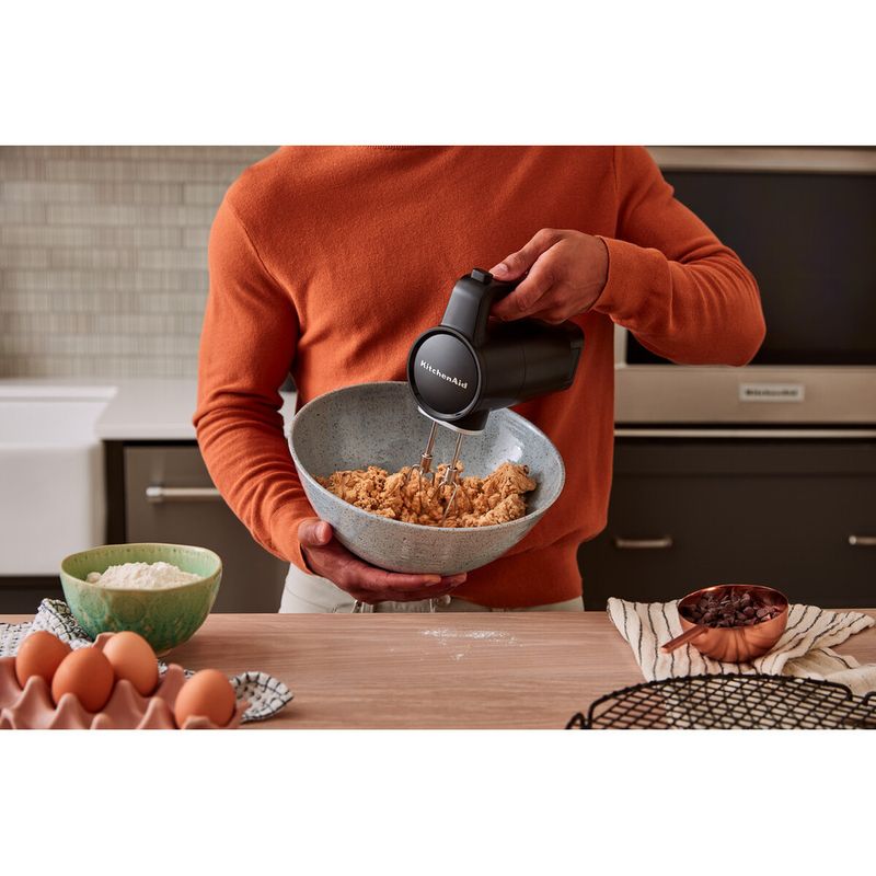 Kitchenaid-Hand-mixer-5KHMR700BM-Matte-black-Lifestyle