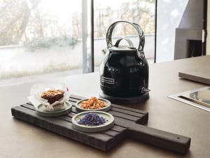 Kitchenaid Kettle 5KEK1222BOB Onyx black Lifestyle