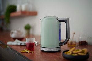 Kitchenaid Kettle 5KEK1722BPT Pistachio Lifestyle